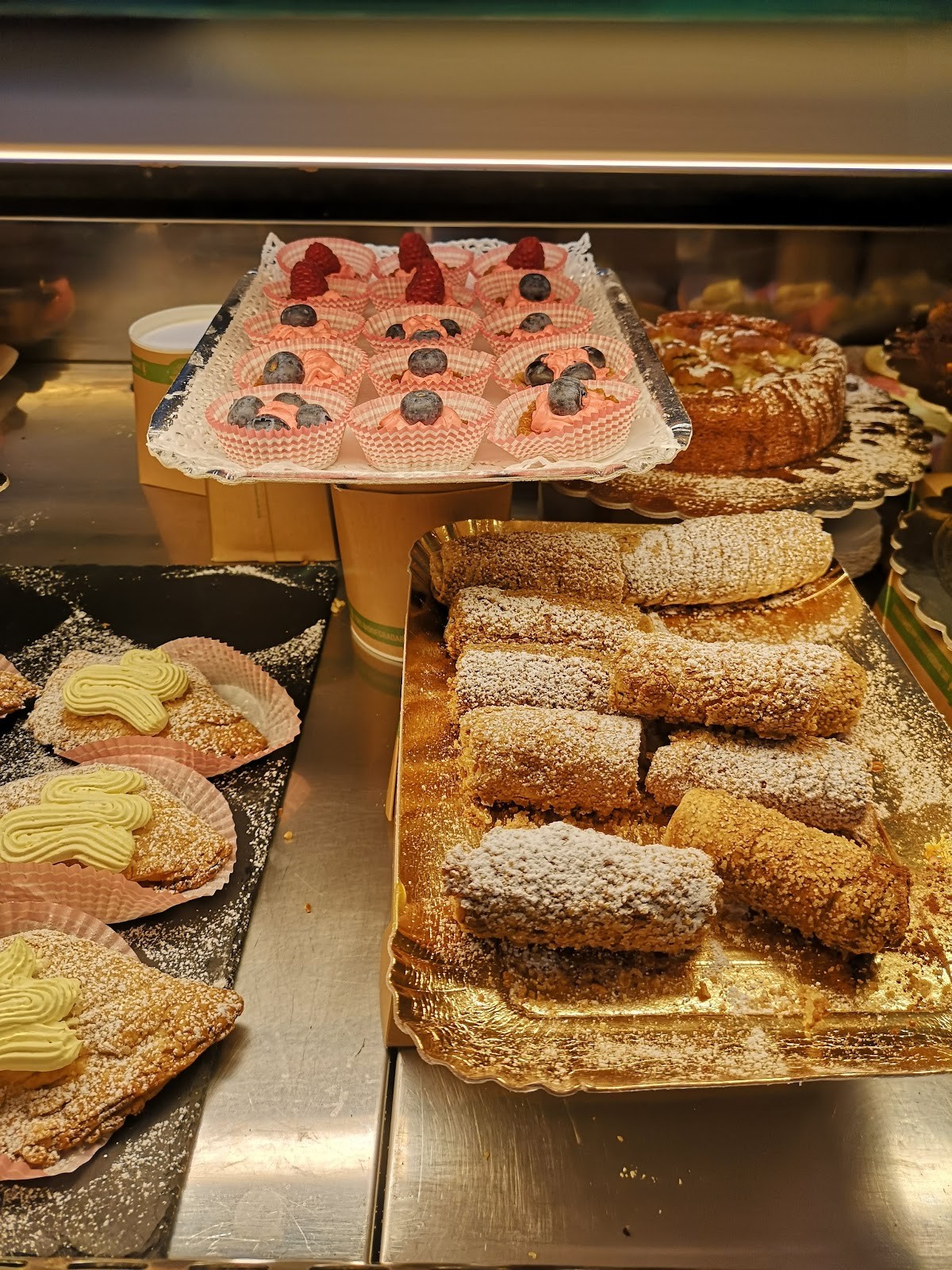 Leccornie Pasticceria Vegana: food & drinks
