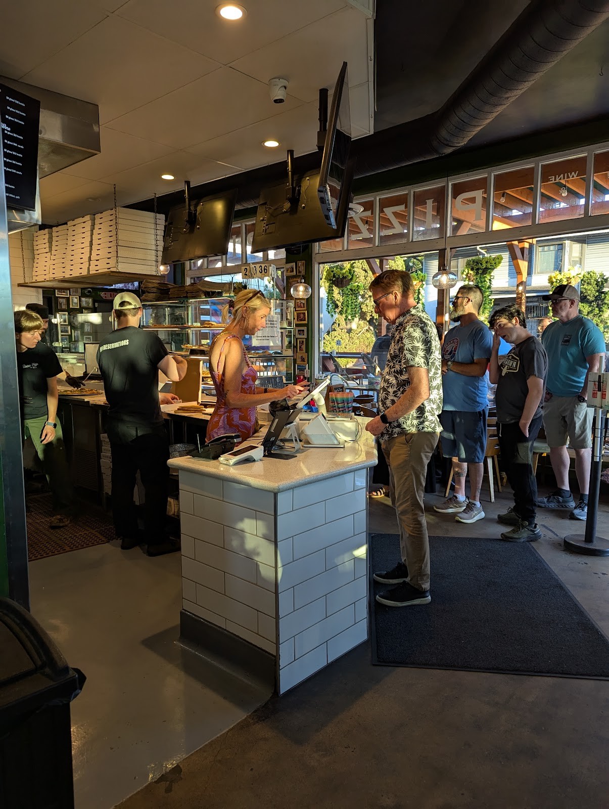 Sisters Pizza: the place