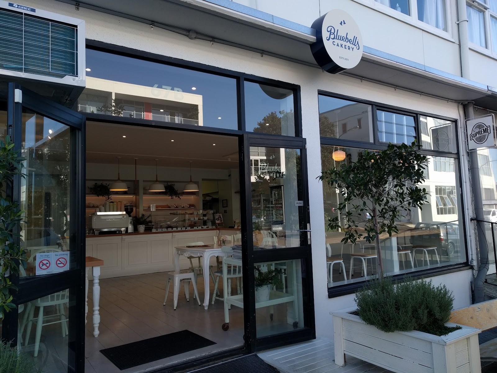 Bluebells Cakery - Kingsland: the place