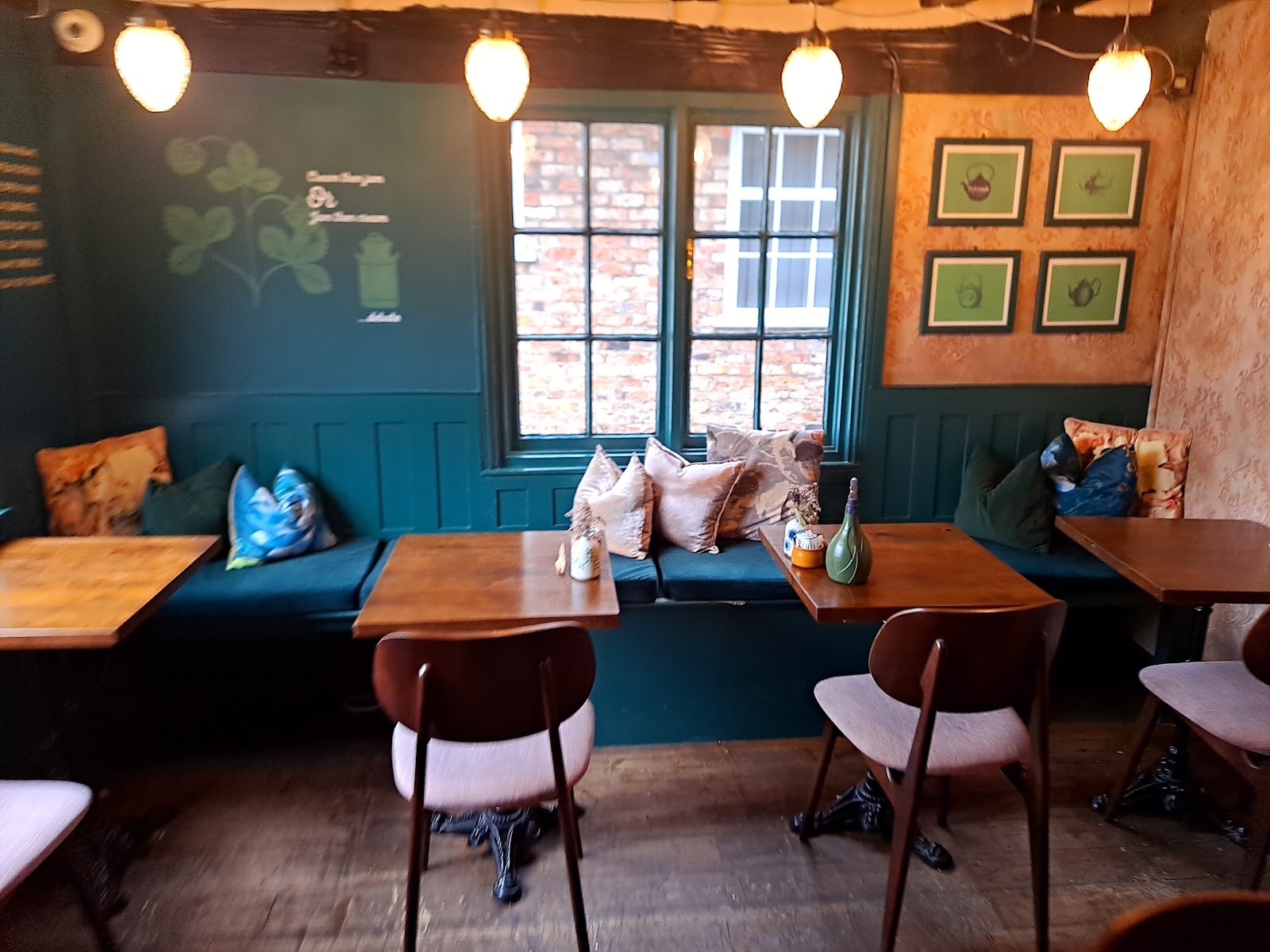 Parlormade Scone House: the place