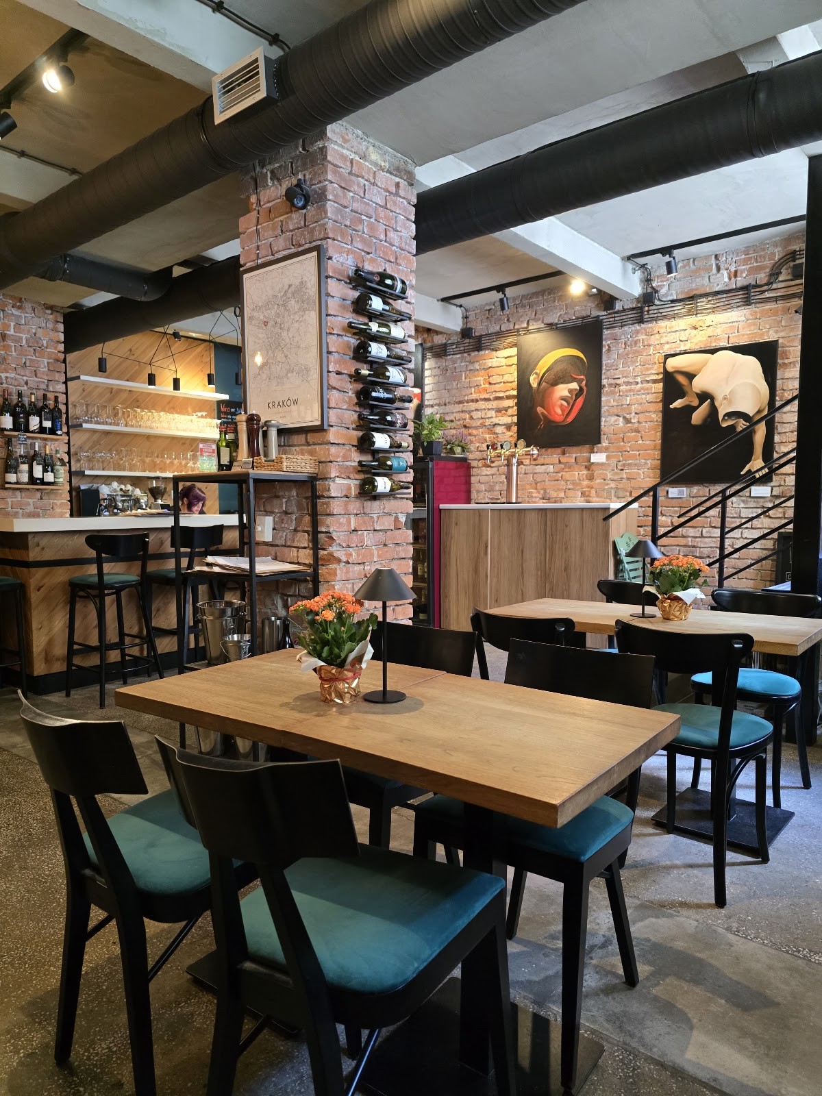 Wine Garage Józefitów restaurant & wine bar: the place
