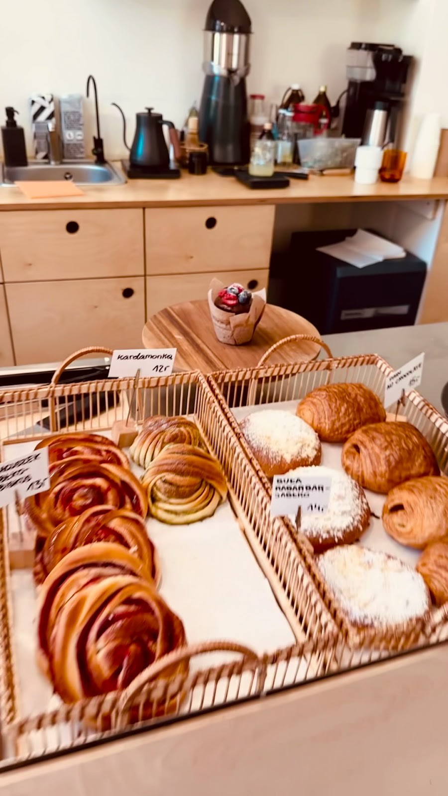 Damka cafe & bakery: food & drinks