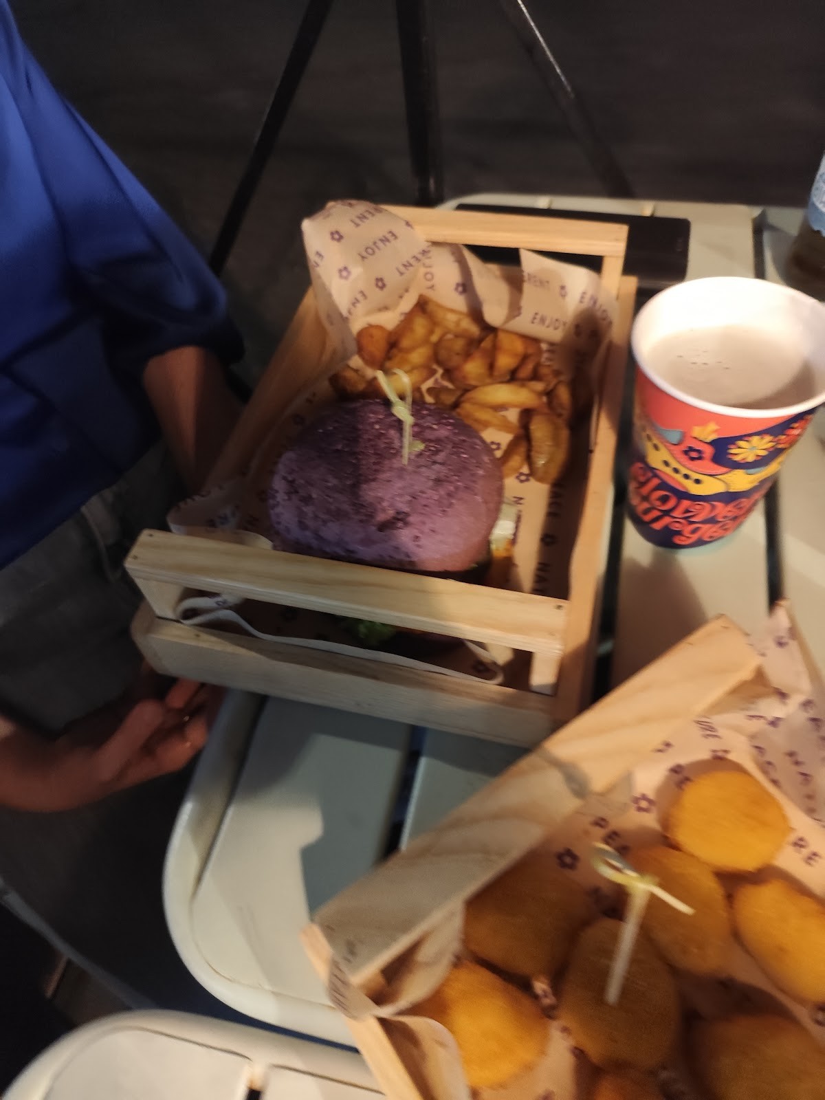 Flower Burger: food & drinks