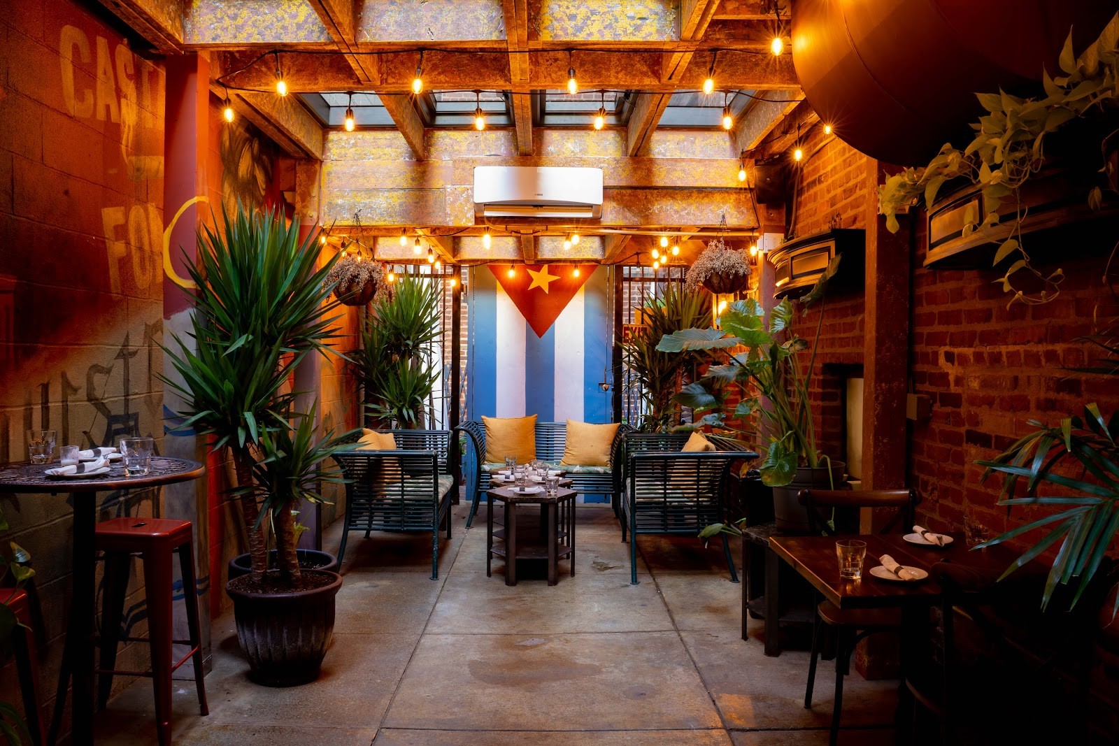 Casta's Rum Bar: the place