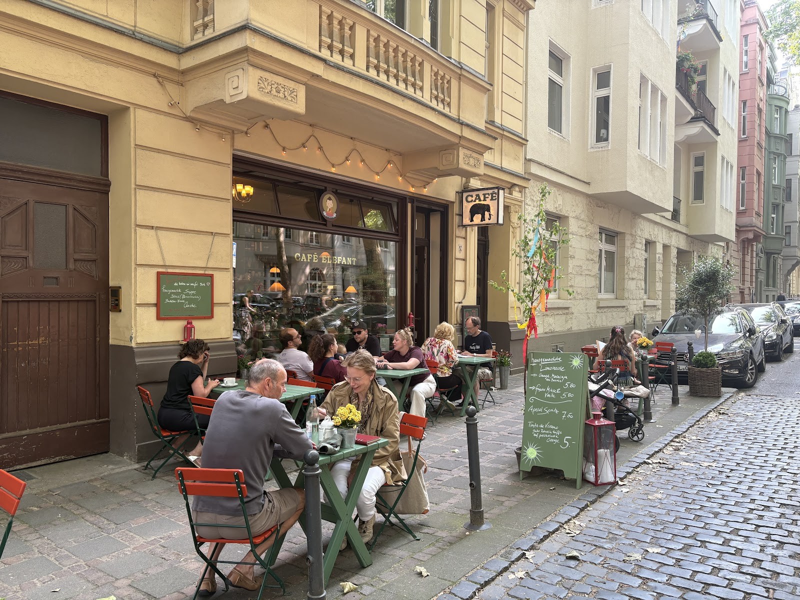 Café Elefant: the place