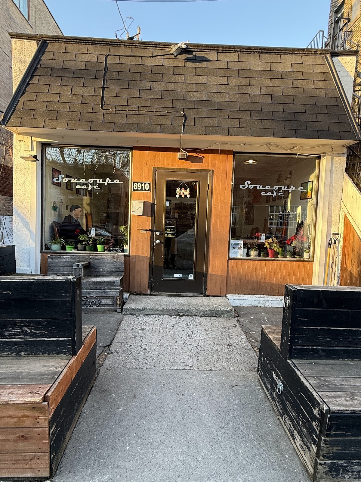 Soucoupe Café: the place
