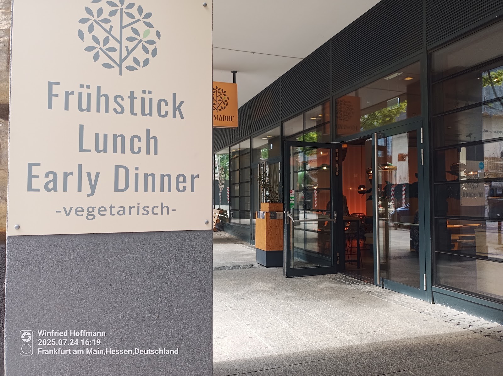 JOY OF MADHU Frankfurt: the place