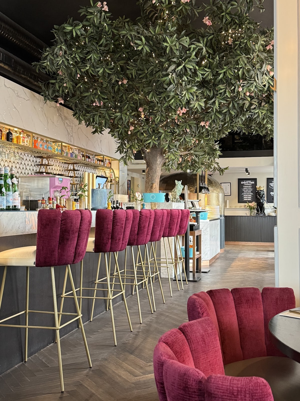 Mama Leone: the place