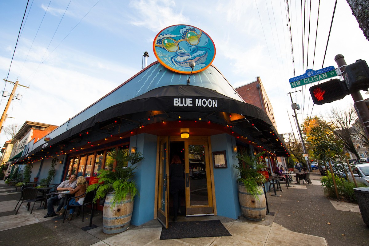 McMenamins Blue Moon Tavern & Grill: the place