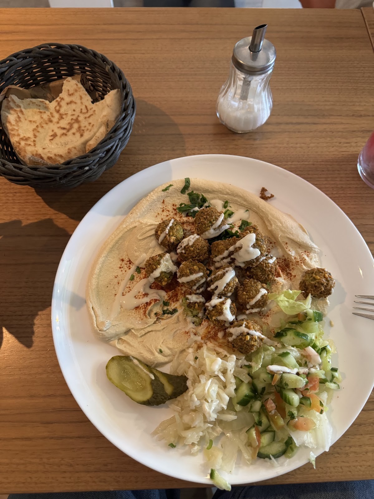 Falafel Sababa: food & drinks