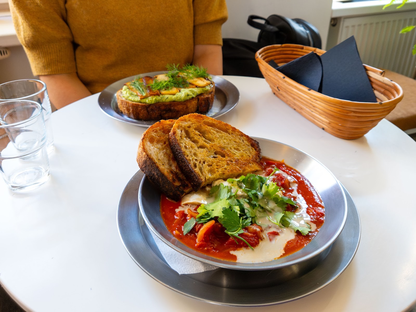 Damka cafe & bakery: food & drinks