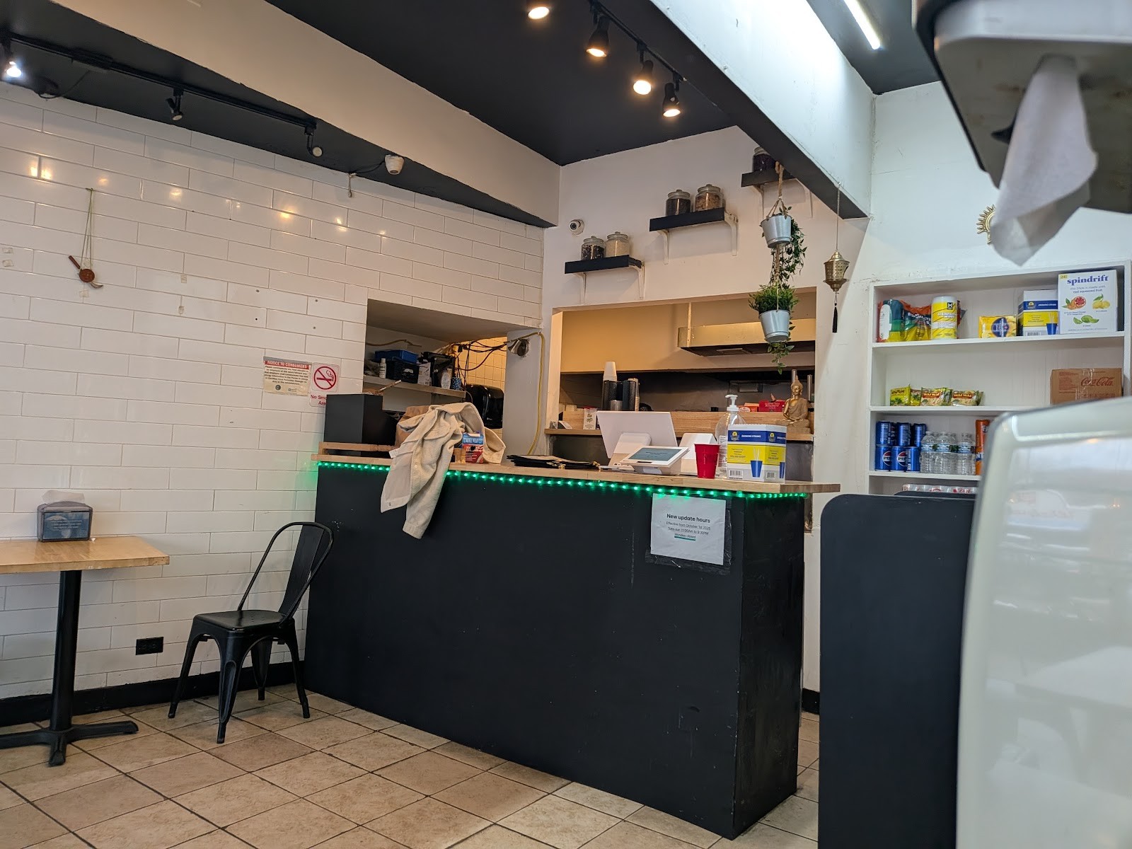 MOMO FACTORY (Lake View): the place