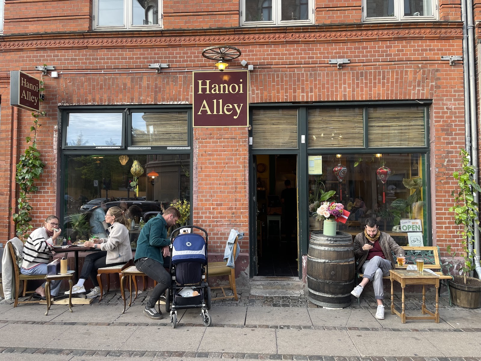 Hanoi Alley- Street Food: the place