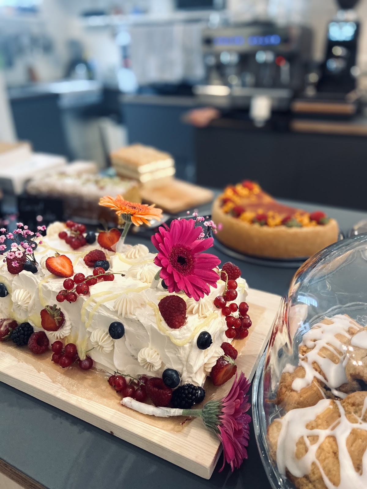 Manos Vegan Cake: food & drinks