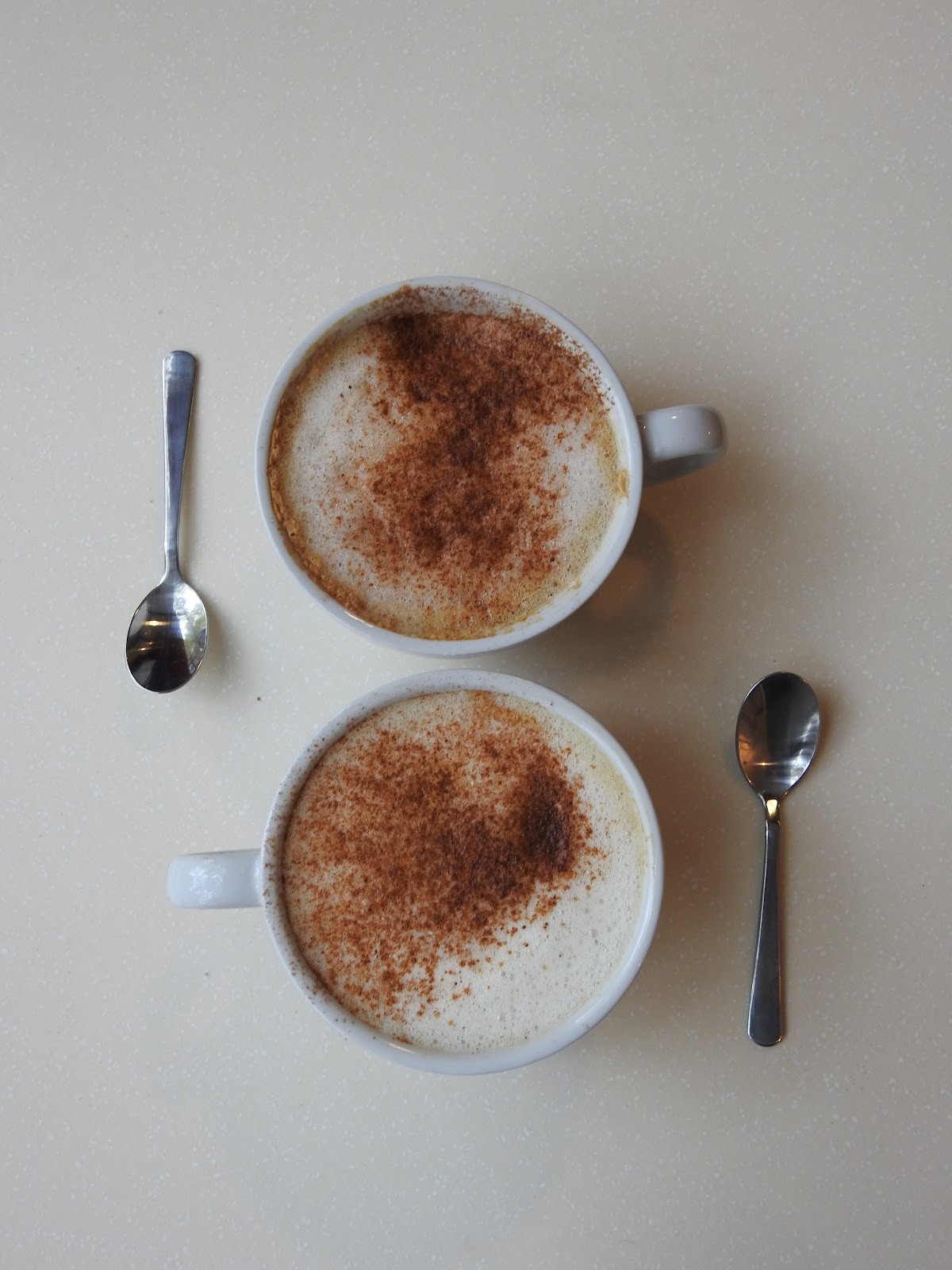 Le Chat-Rivari Café: food & drinks
