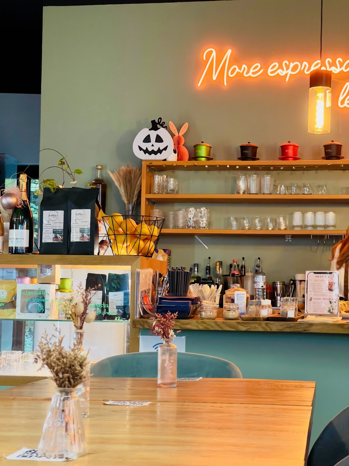 Là Phin Café & Bar: the place