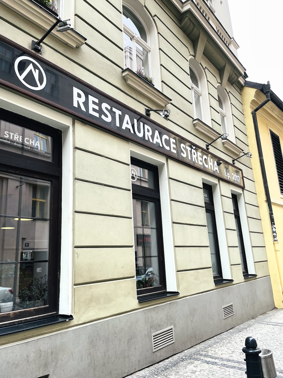 Střecha: the place