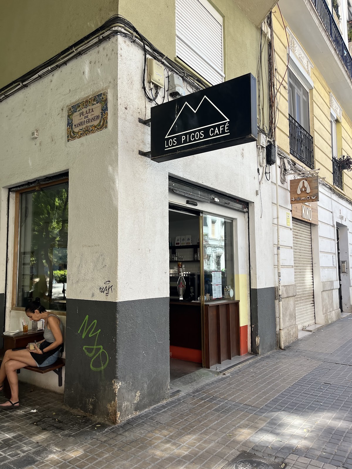 Los Picos Café: the place