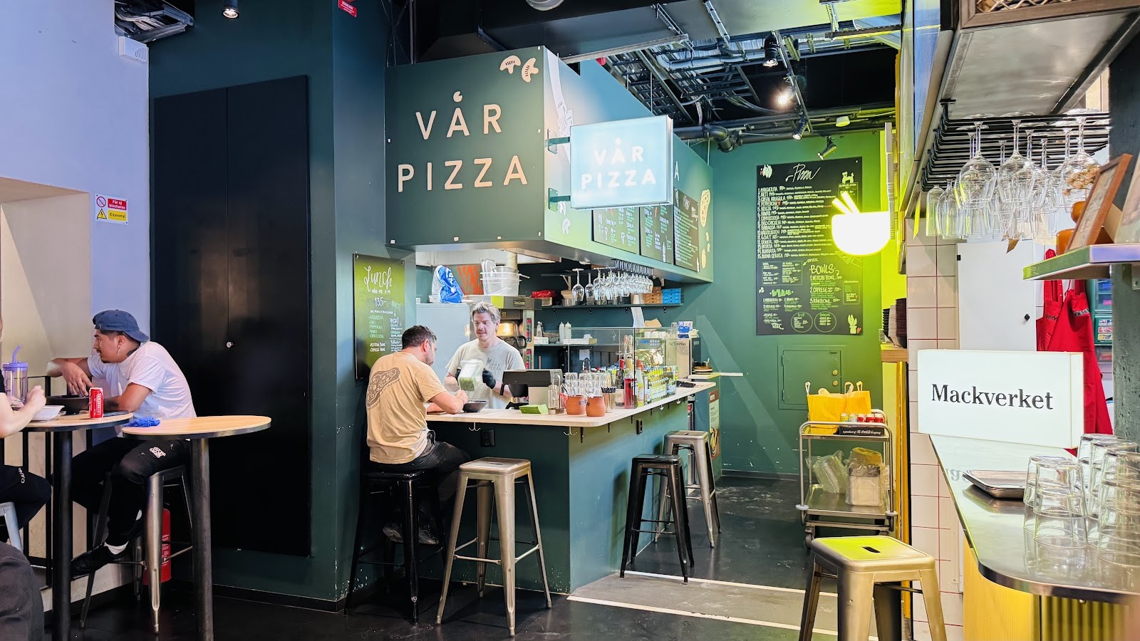 VÅR PIZZA: the place