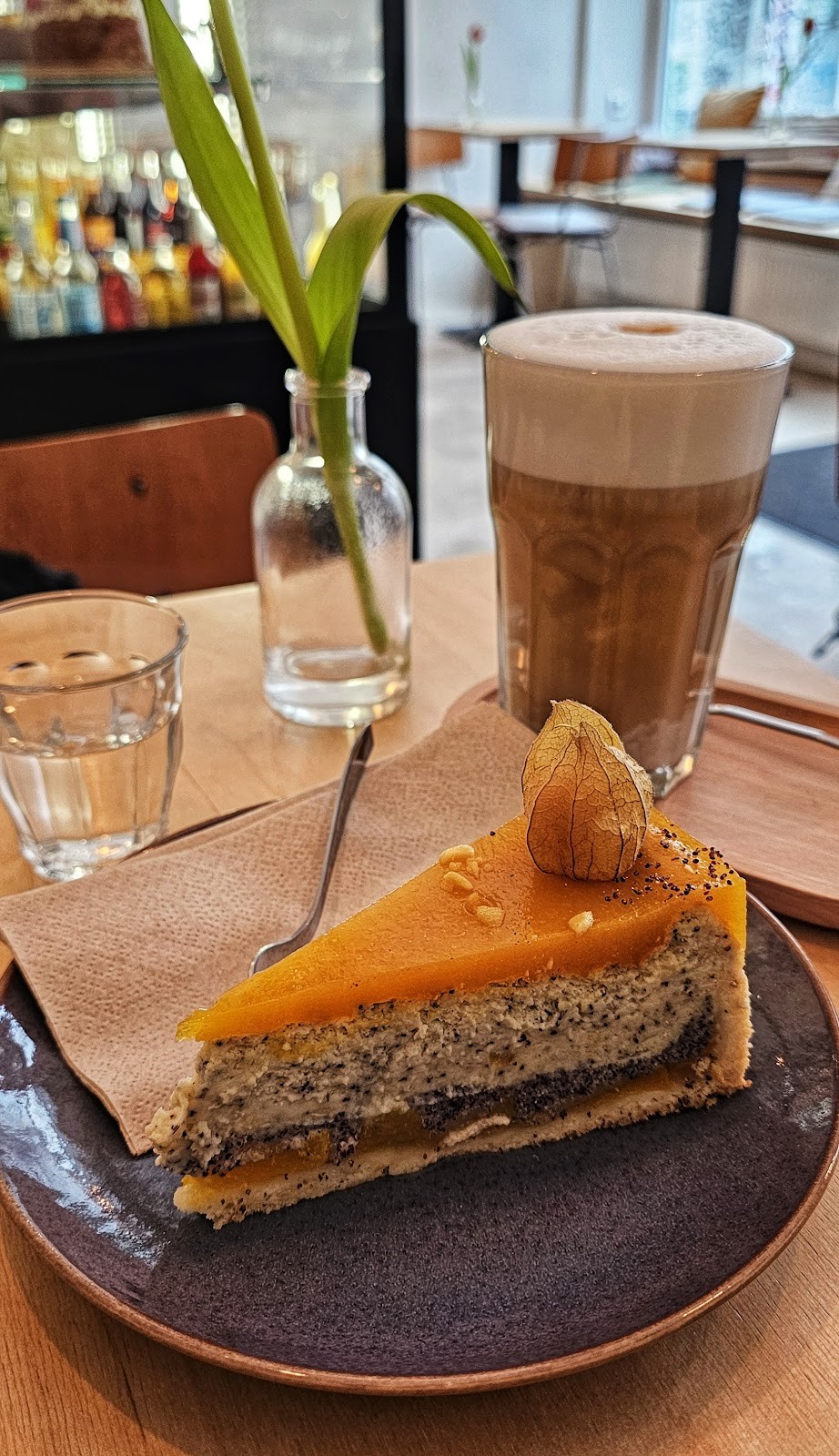 Manos Vegan Cake: food & drinks