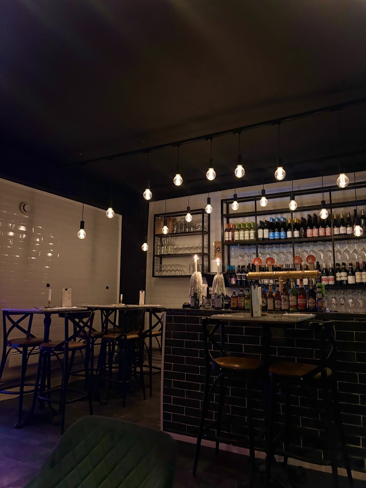 Vincent Vin & Bar: the place