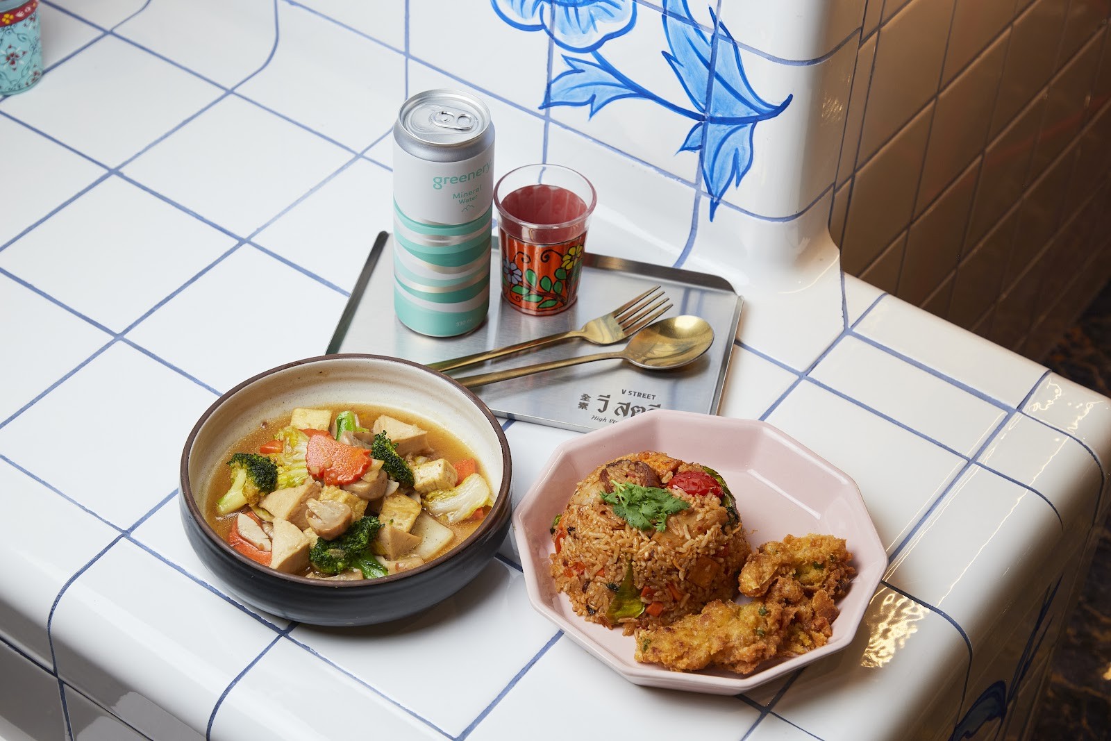 V Street Emsphere: food & drinks