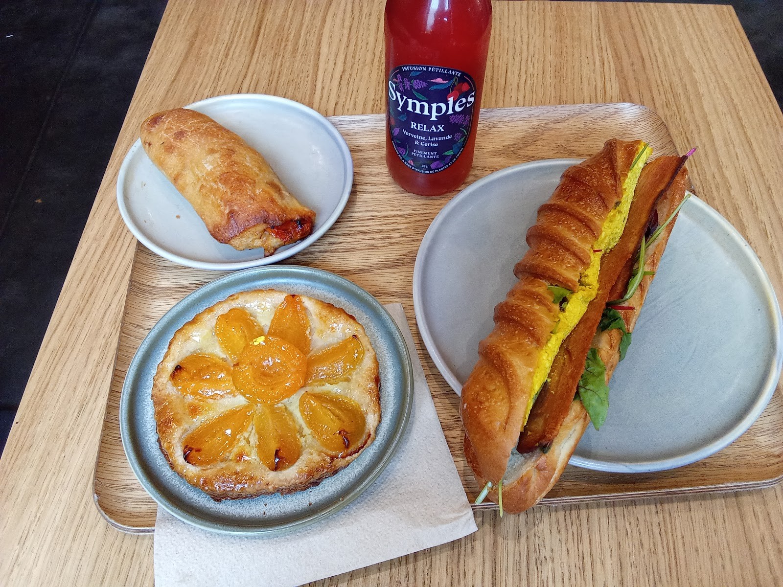 Land&Monkeys Roquette: food & drinks