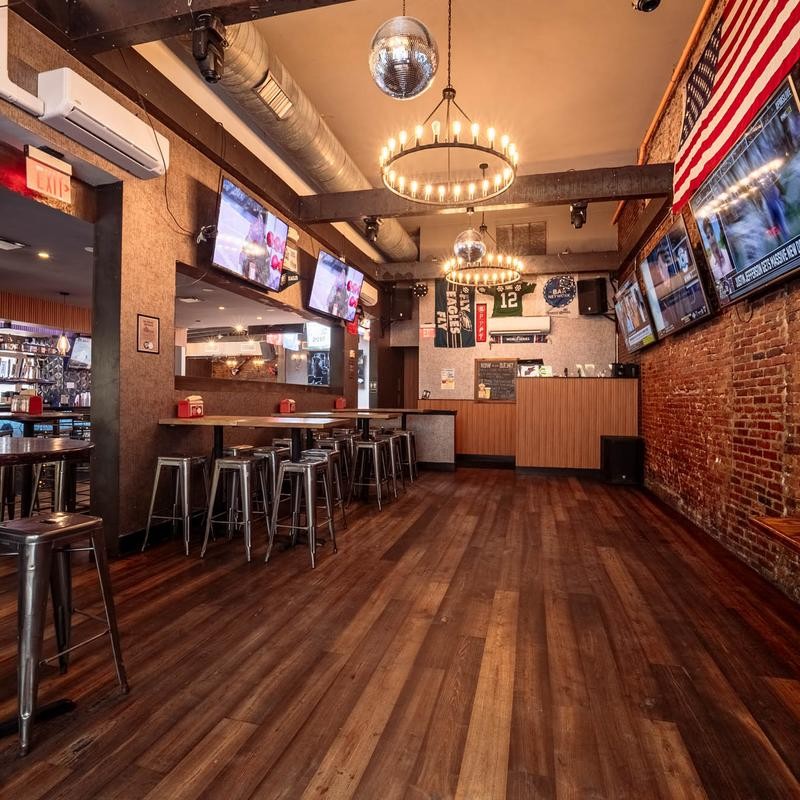 Top Tomato Bar & Pizza: the place