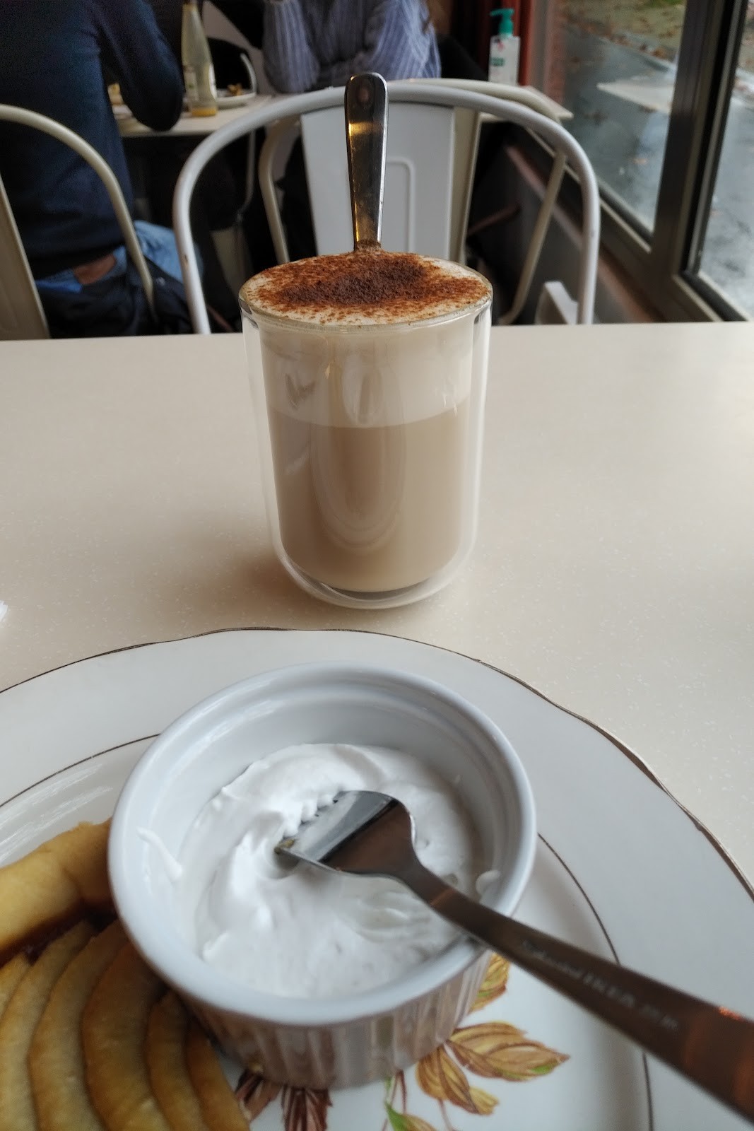 Le Chat-Rivari Café: food & drinks