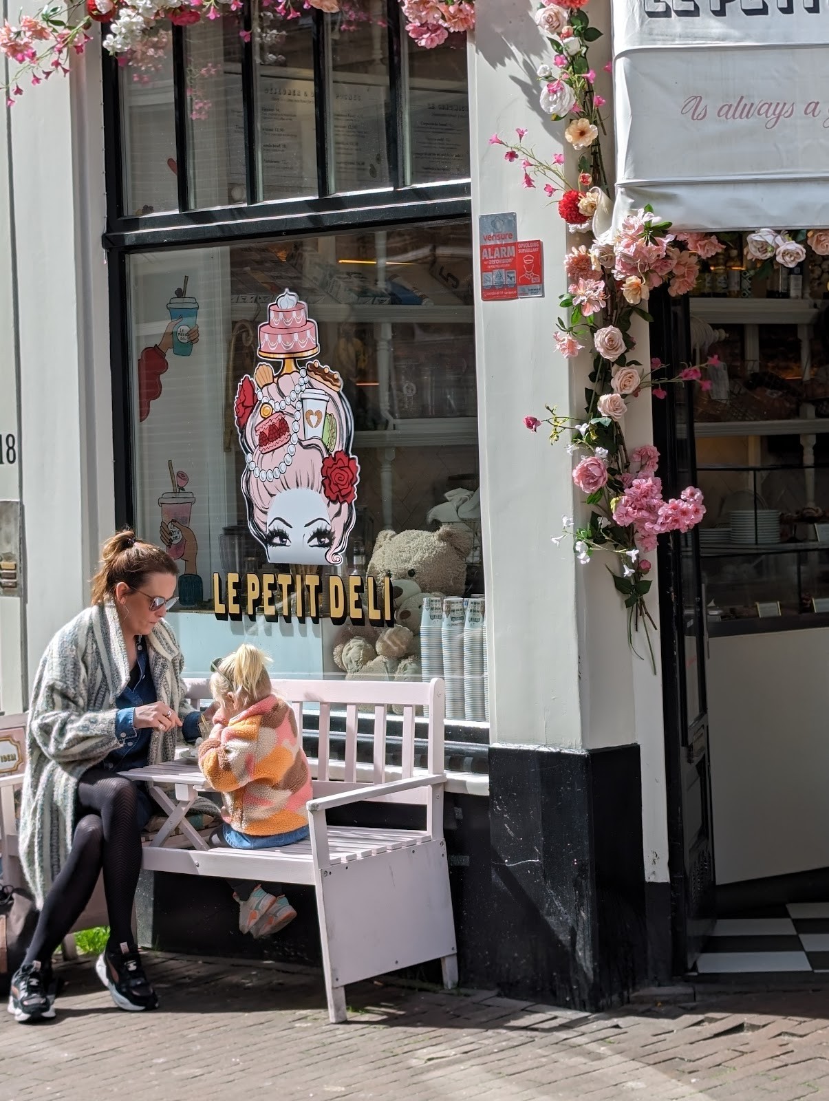 Le Petit Deli: the place