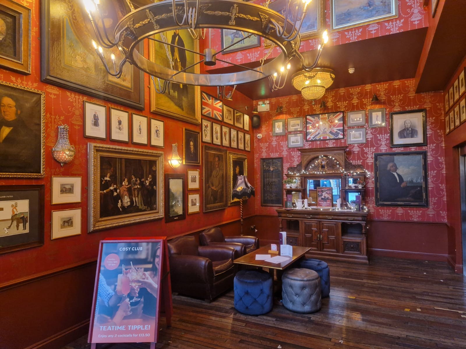 Cosy Club: the place