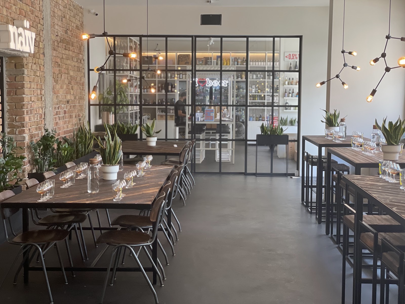 naiv: the place