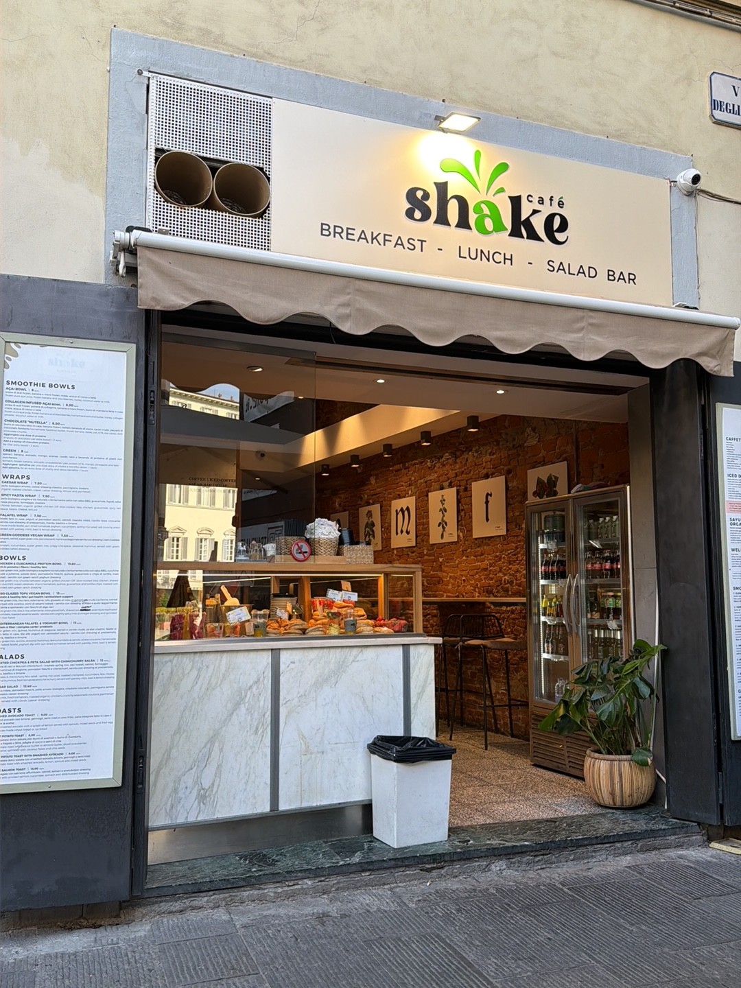 Shake Café: the place