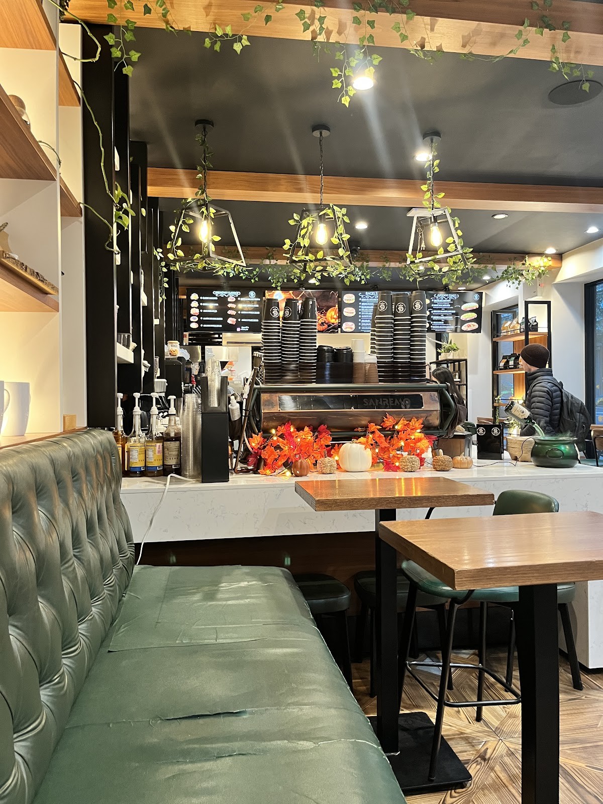 GRIND THE NYC COFFEE SHOP & BAGEL HOUSE: the place