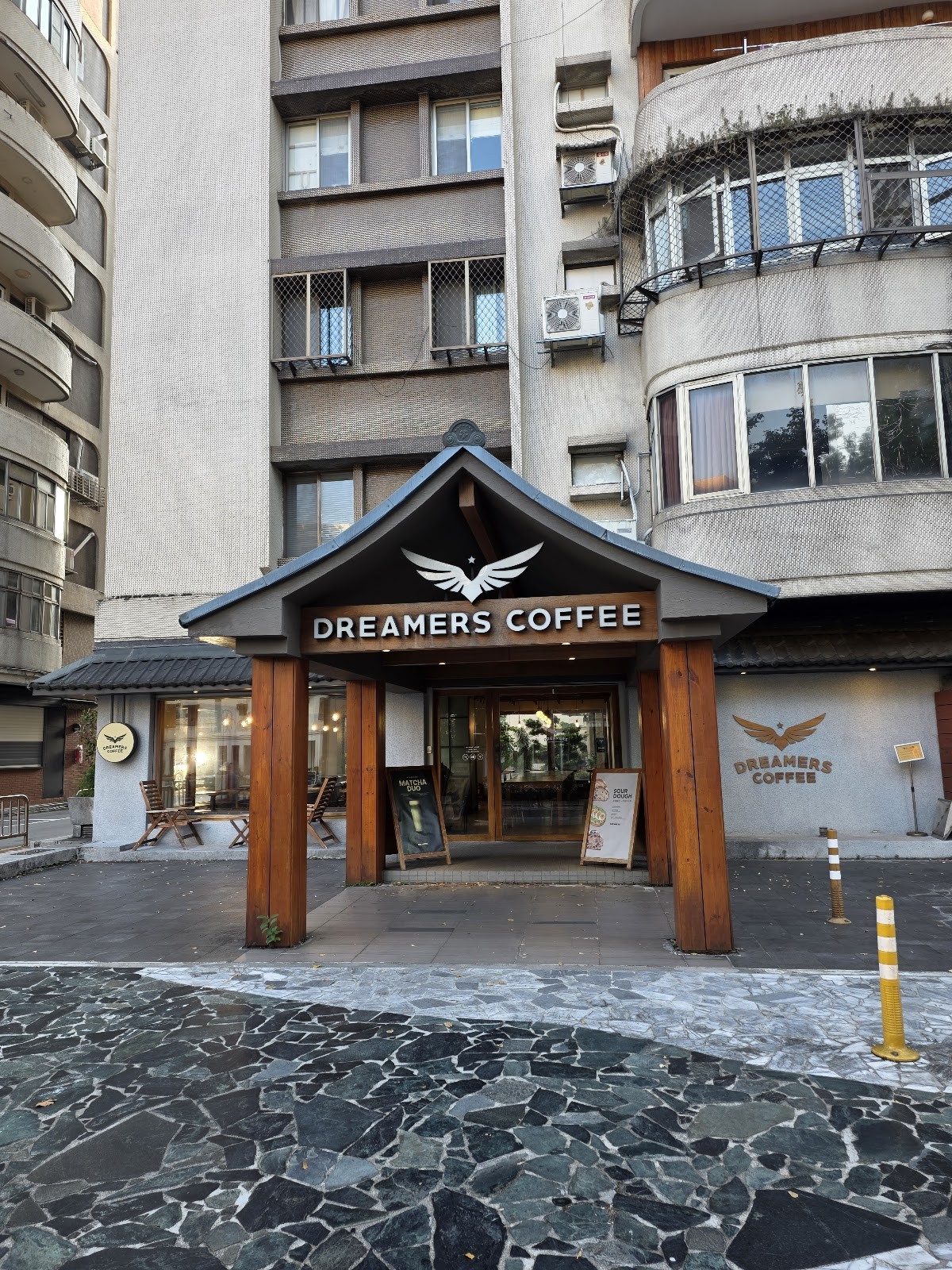 DREAMERS COFFEE ROASTERS 仁愛店: the place