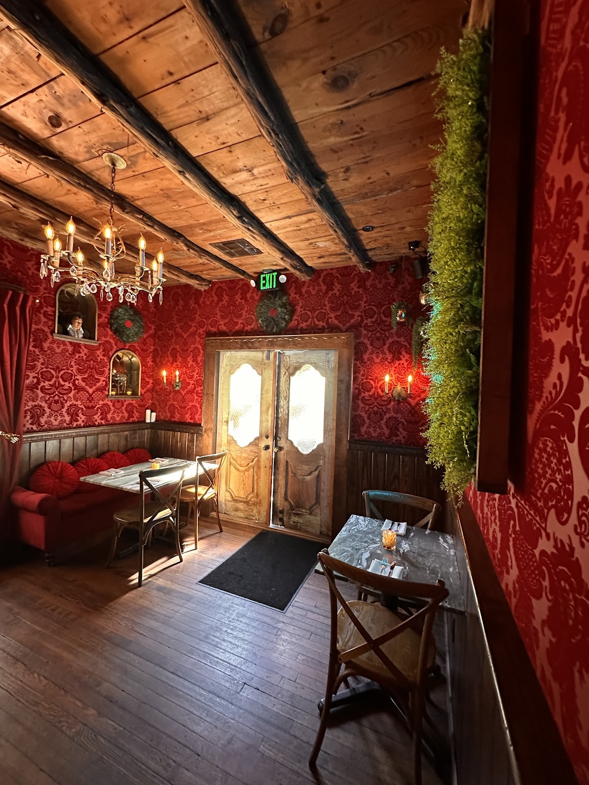 Honey Moon Spirit Lounge: the place