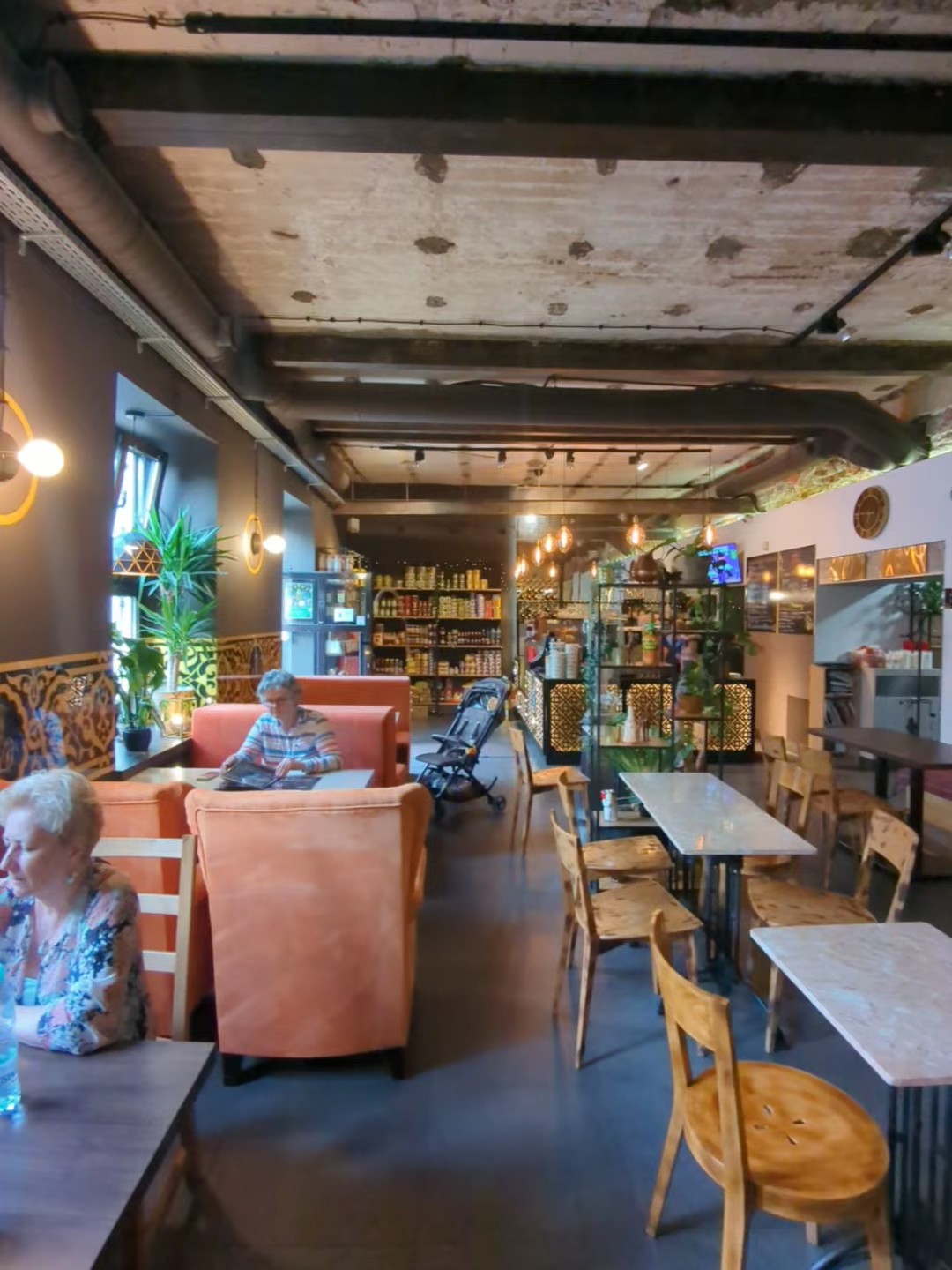 Restauracja Mazaya: the place