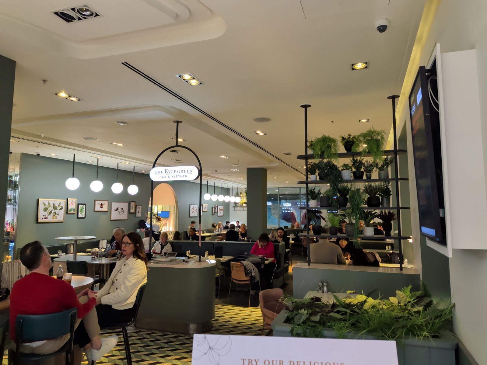 The Evergreen, Heathrow Airport T3: the place