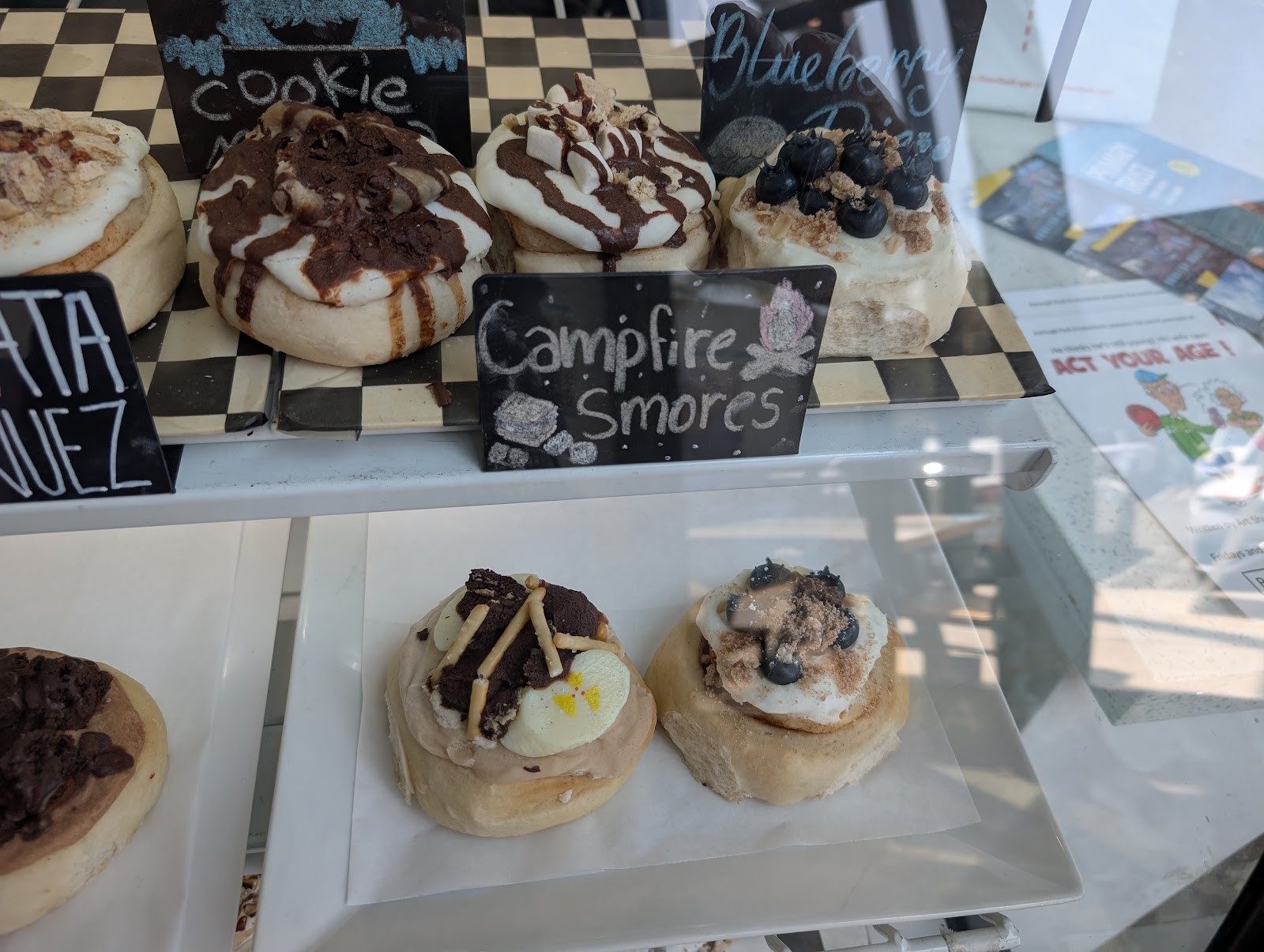 Cinnaholic: food & drinks