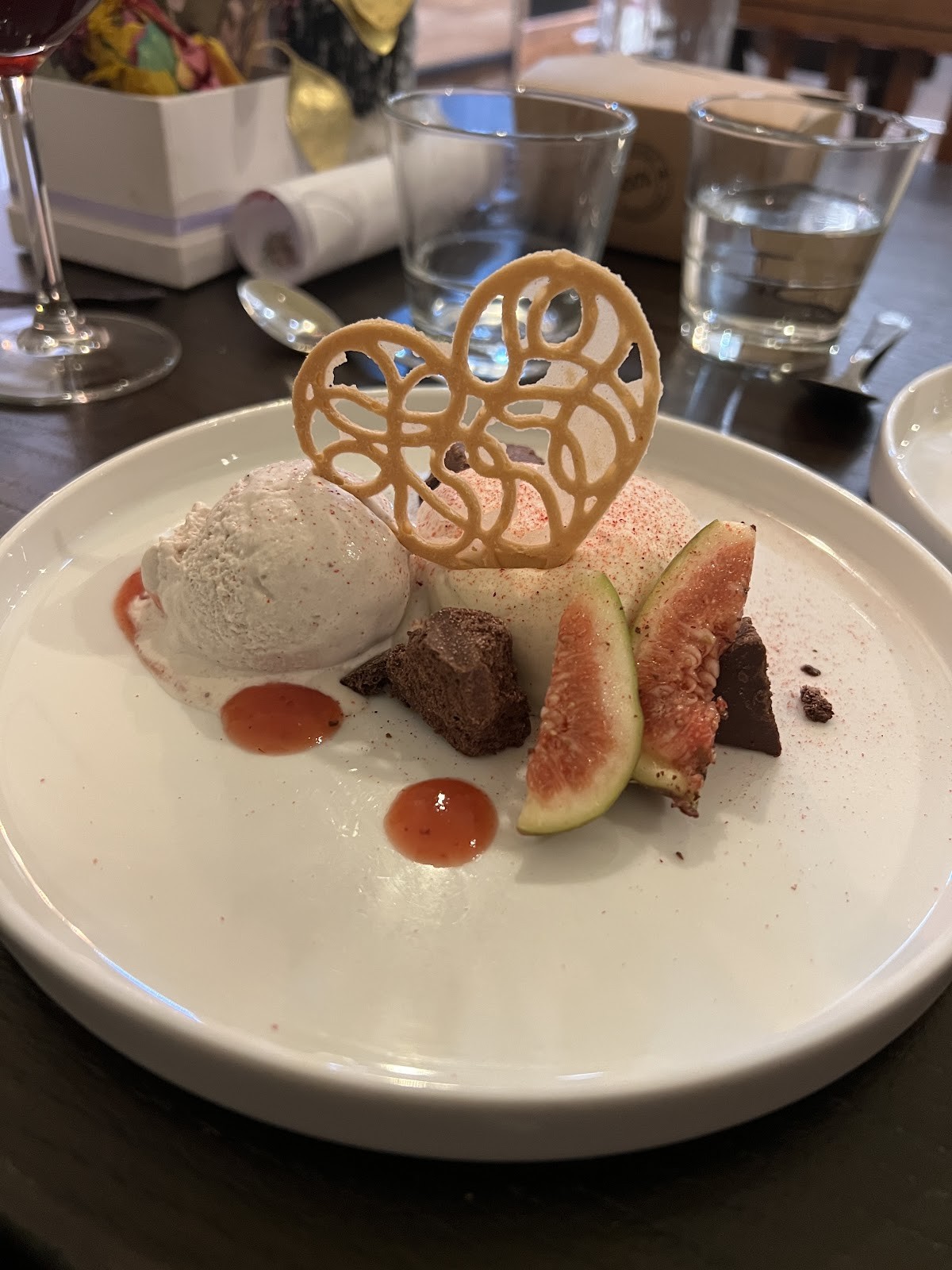 Tisch: food & drinks