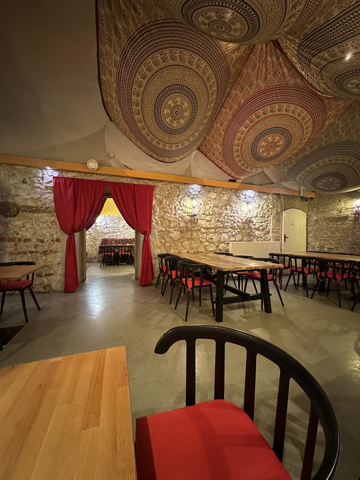 Delhi Curry House Indian Restaurant (طعام حلال): the place