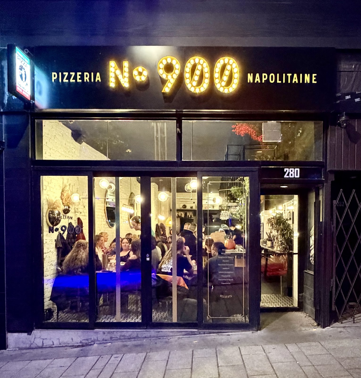 Pizzéria NO.900 - Quartier des spectacles: the place