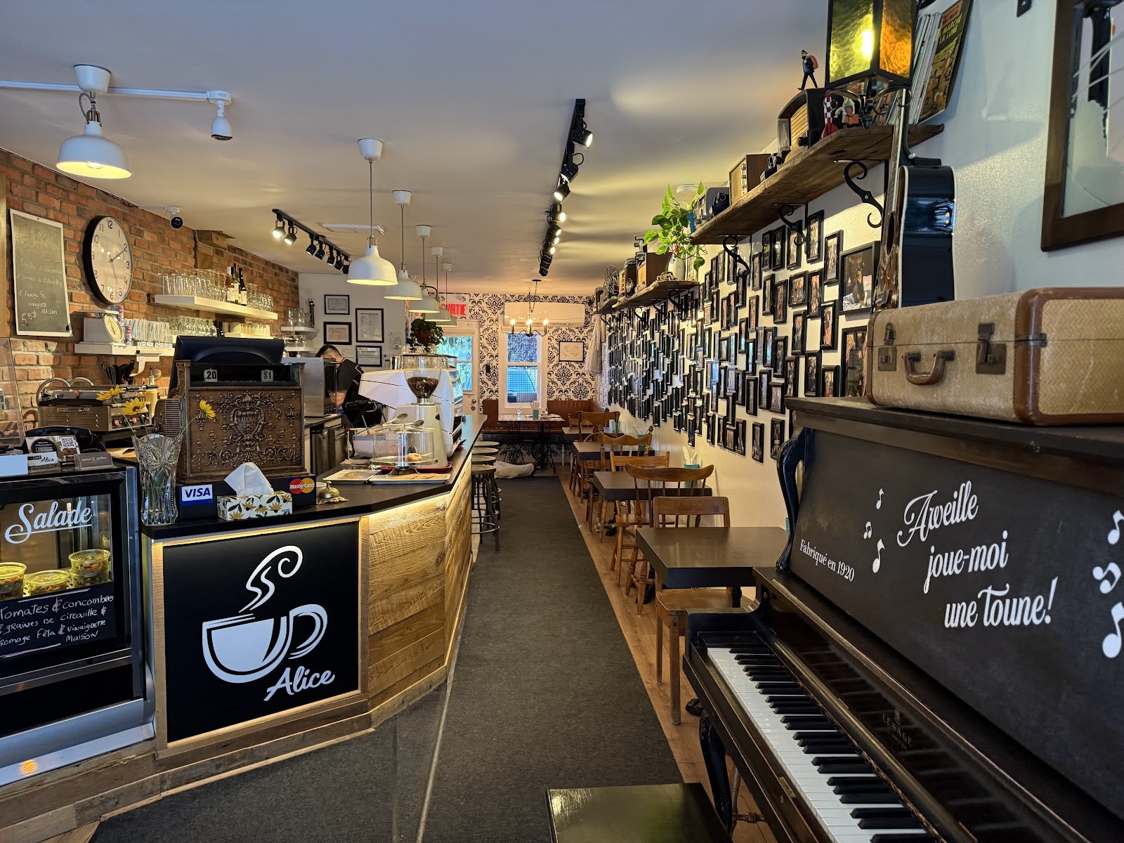 Café Alice: the place