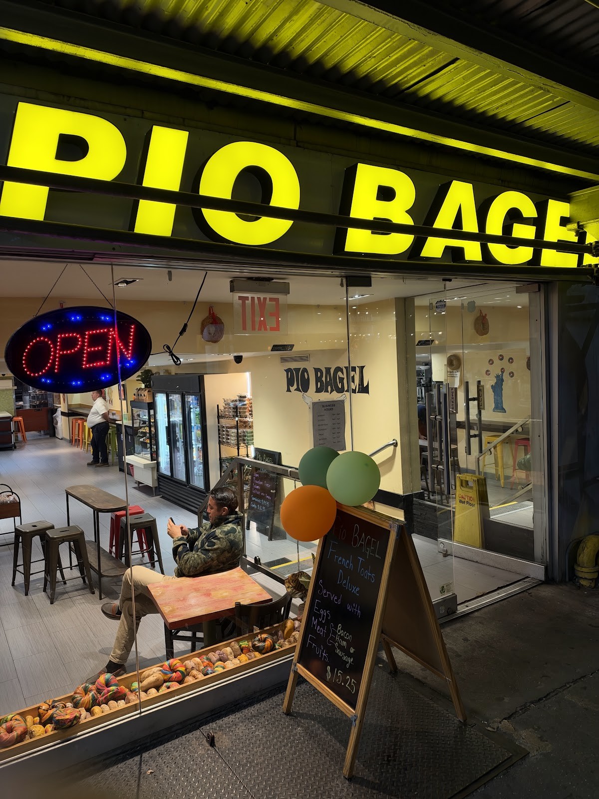 Pio Bagel West: the place