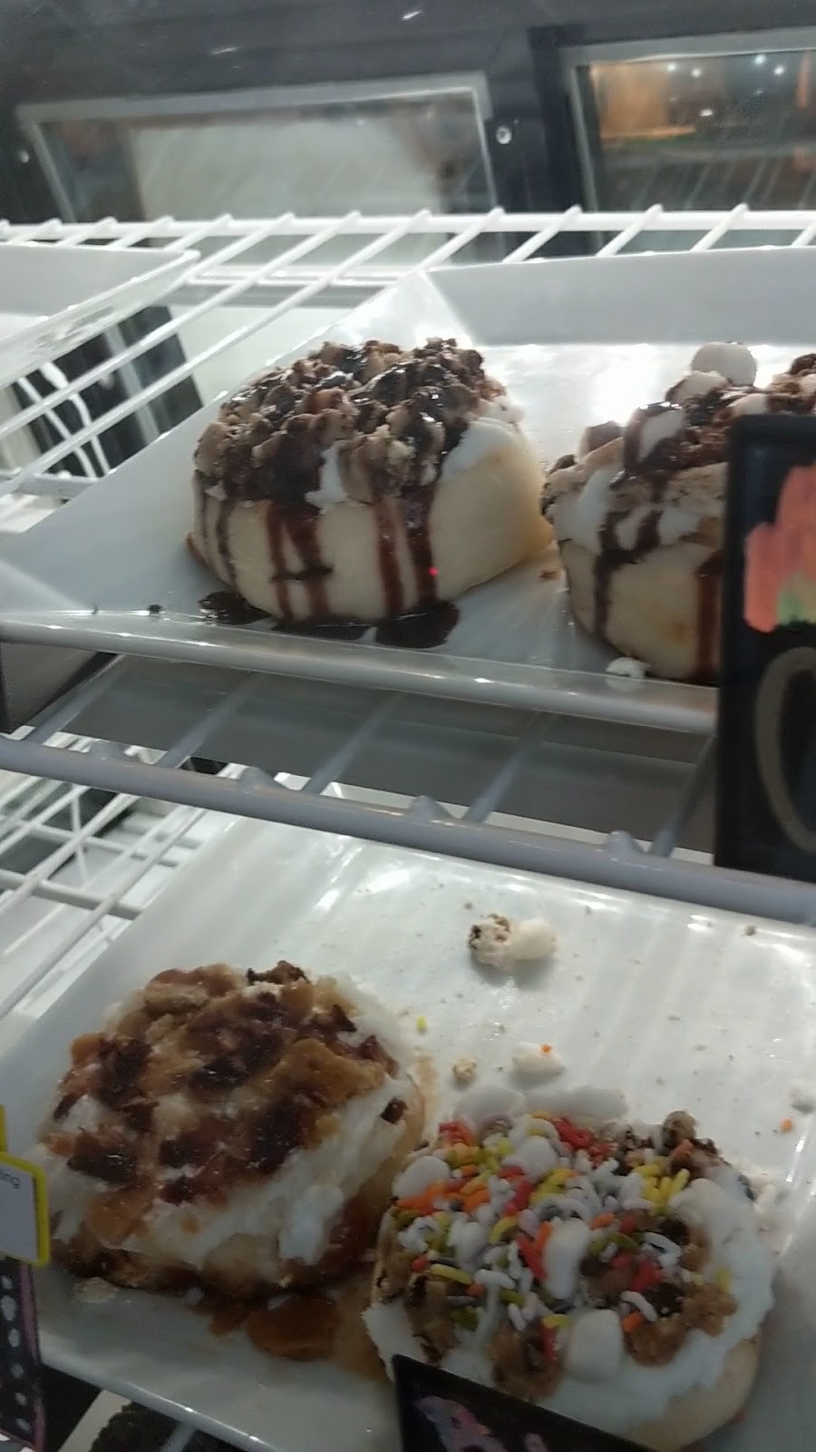 Cinnaholic: food & drinks