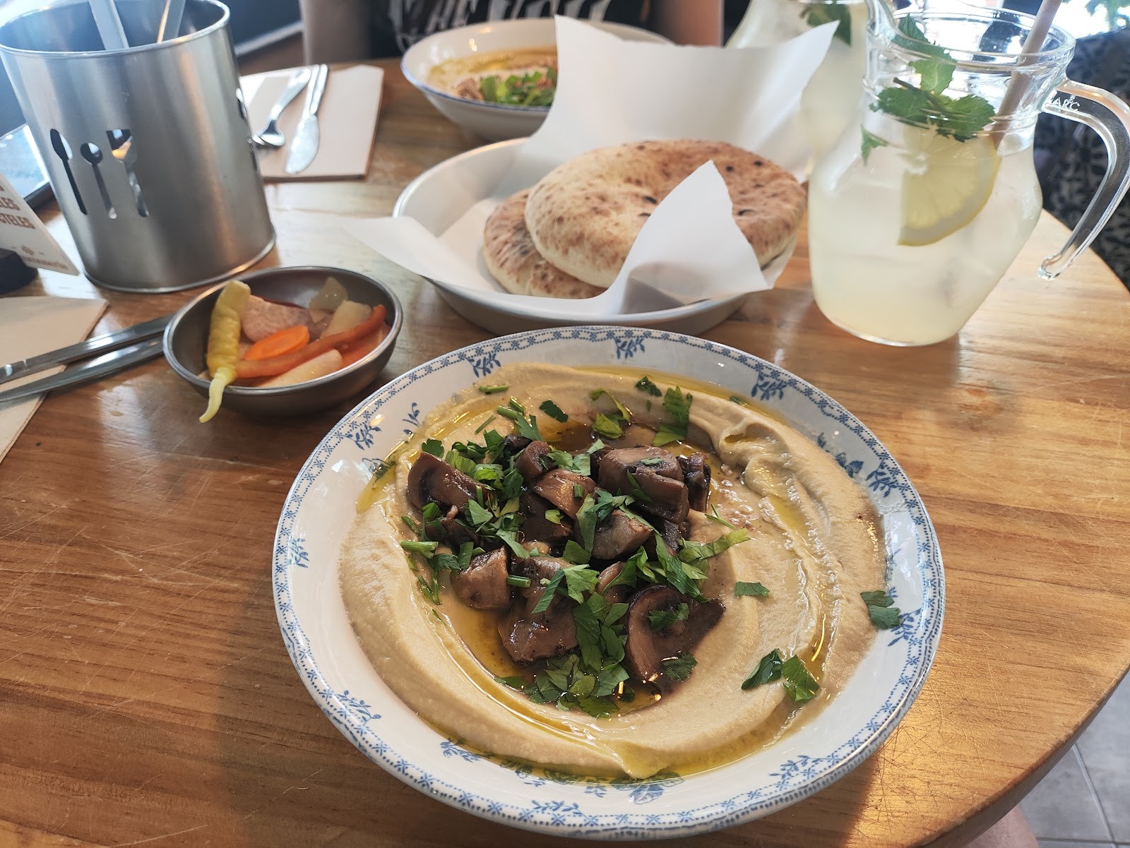 La Hummuseria: food & drinks