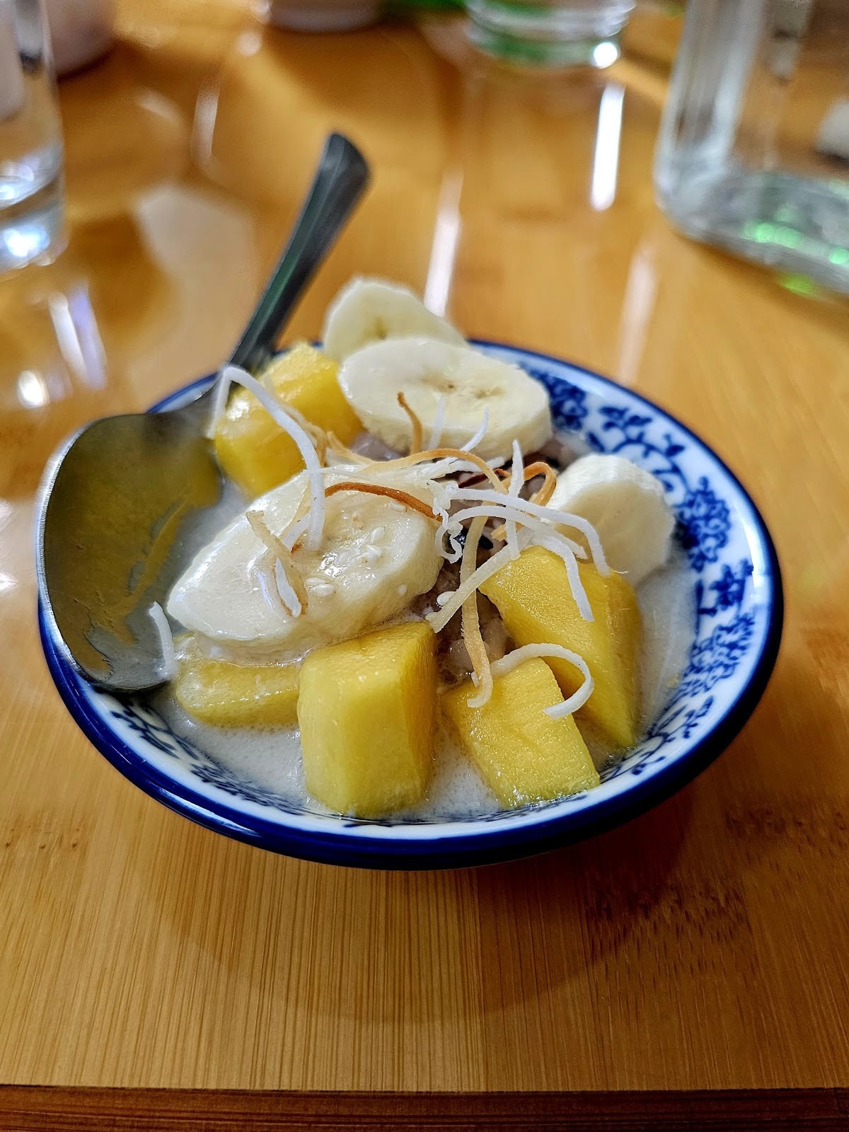 May Kaidee: food & drinks