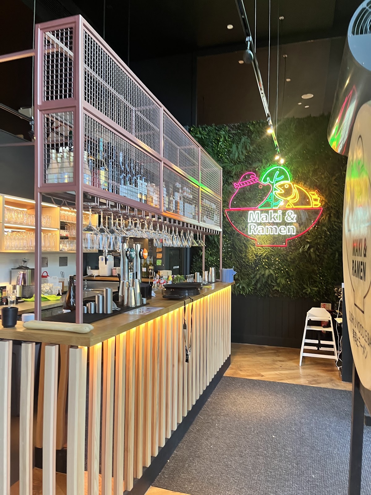 Maki & Ramen: the place