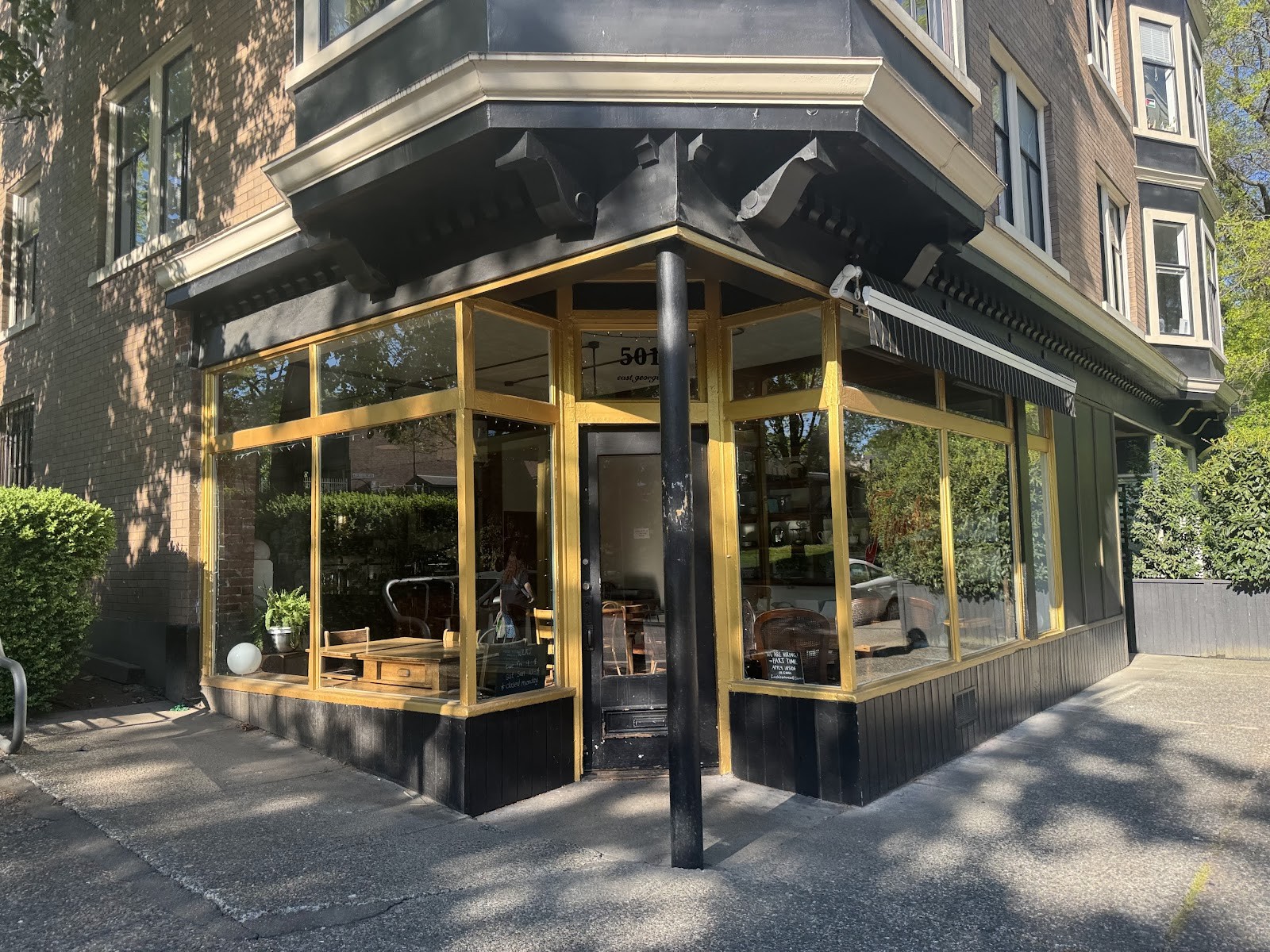 Finch's Market - Tea house Main street -: the place