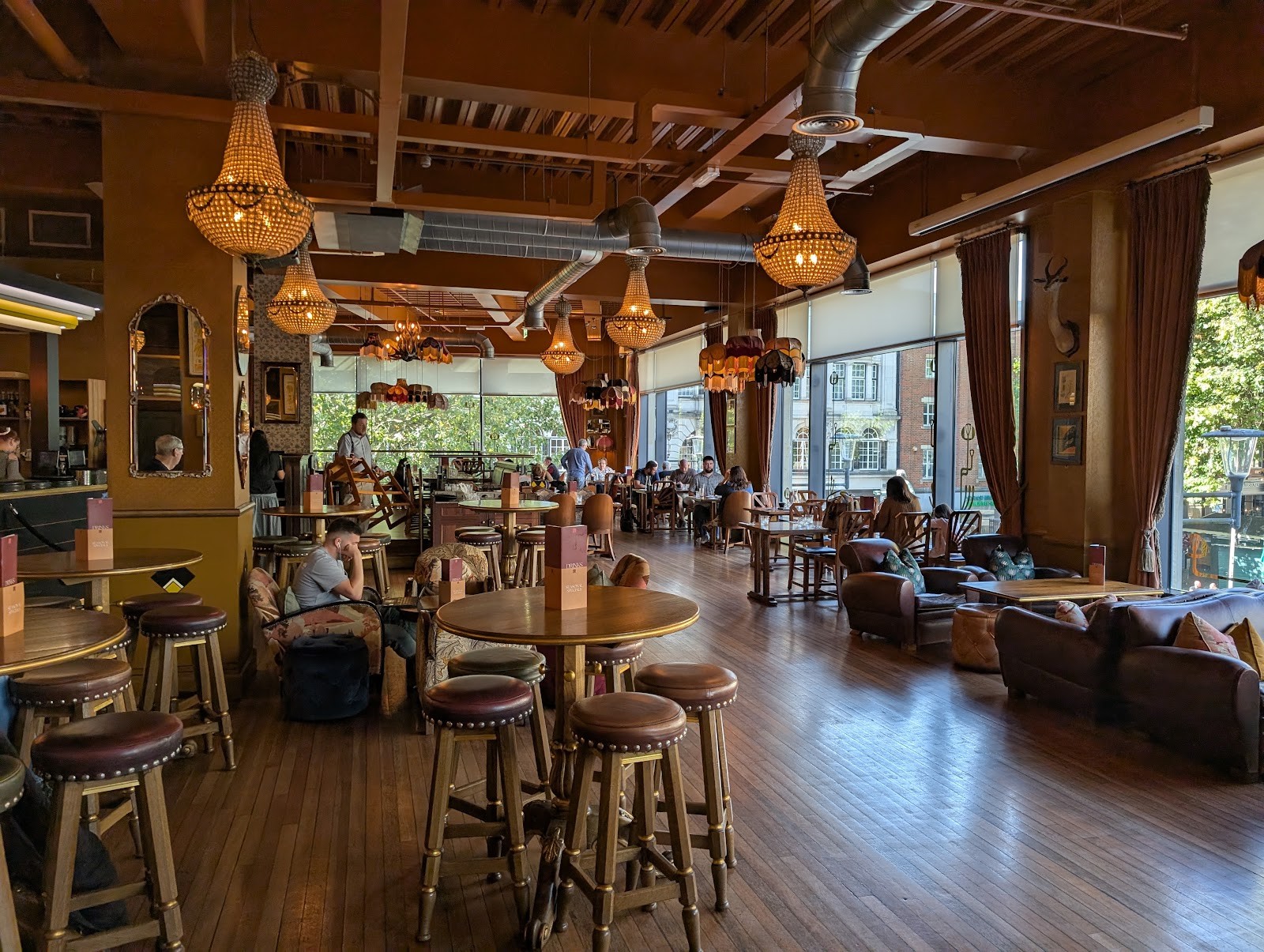 Cosy Club: the place